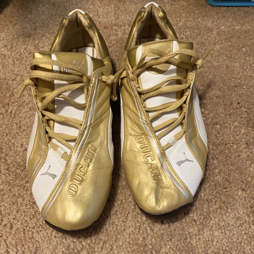 Gold and white Pumas